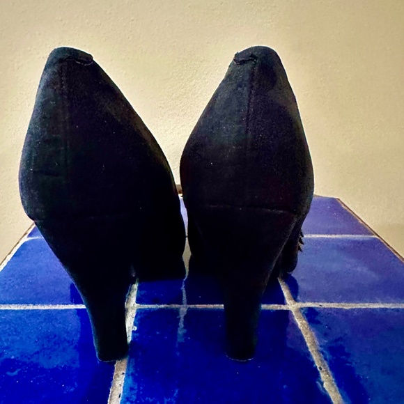 Black Suede Guess Pumps w/ Zipper Ruffle Trim 4" Heels & Round Toes - sz 8 - Picture 6 of 12